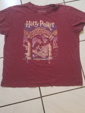 In great condition "Warner Bros"'Harry Potter Graphic Tee, maroon color